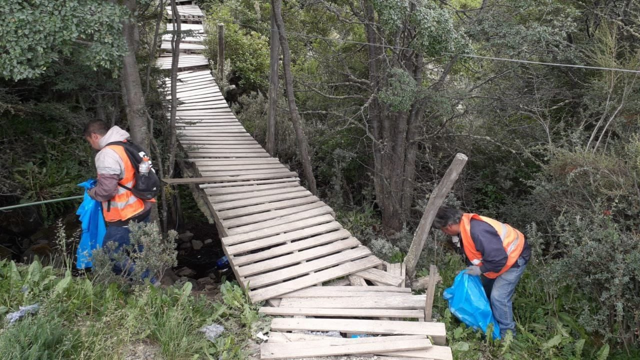 Ushuaia: realizaron jornada de limpieza del Arroyo cercano a la calle Isla Redonda