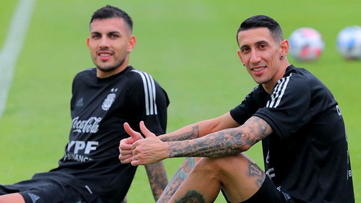 Con cambio de look, Ángel Di María recibió a Leandro Paredes para despedir el año en Funes