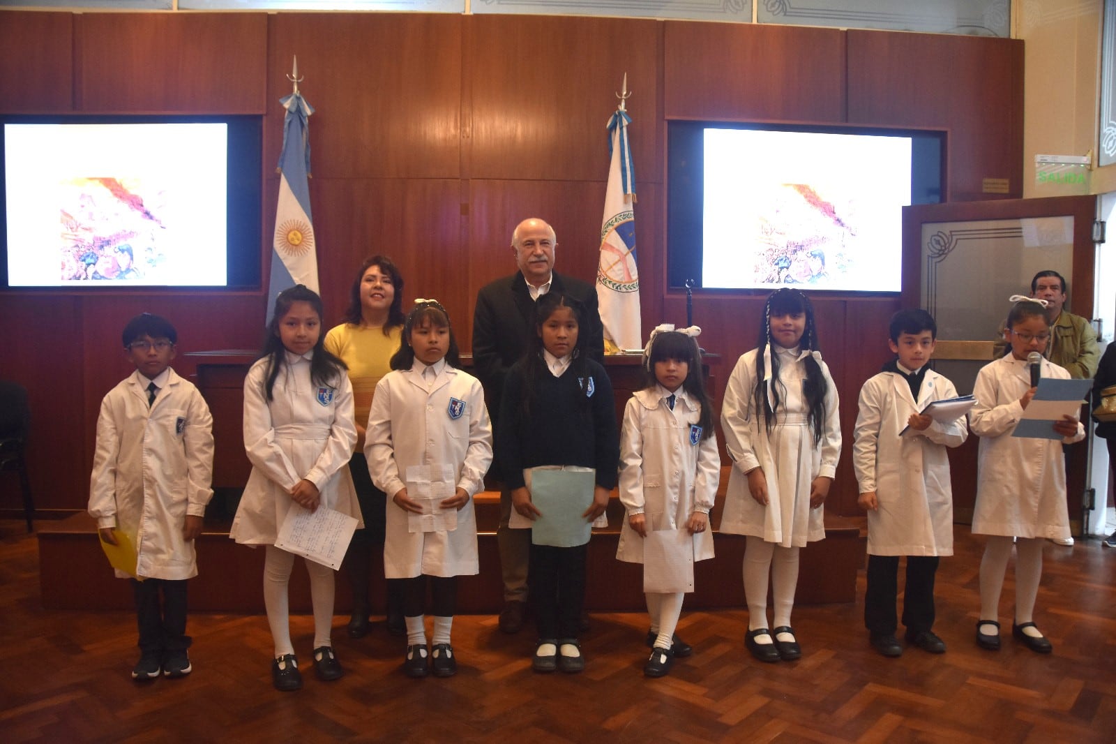 La docente Natalia Ricalde, de la Biblioteca Artekis, y el diputado Mario Fiad, acompañando a los niños en la apertura del encuentro.