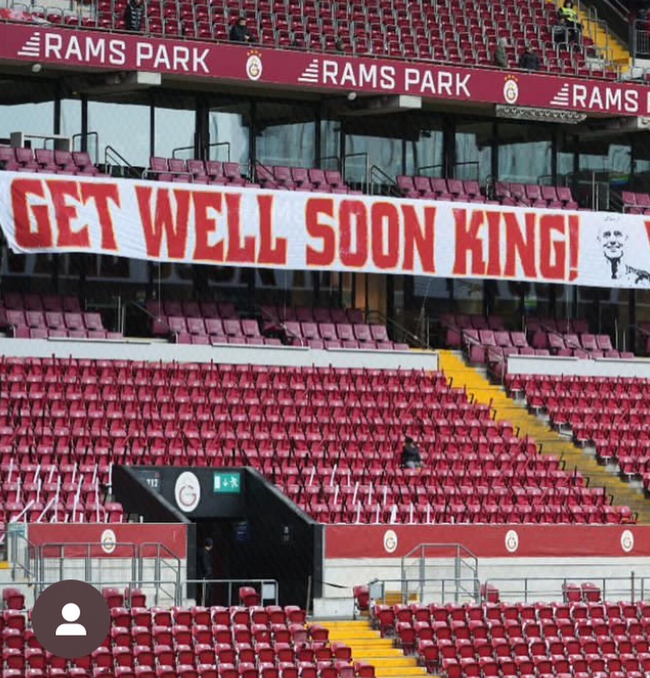 La hinchada turca preparó una bandera escrita en inglés.