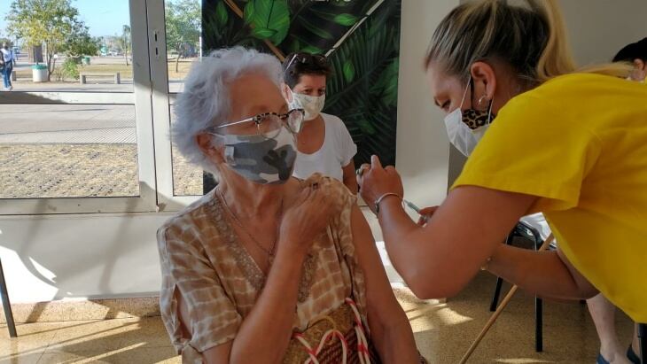 Preparativos para la inoculación de la tercera dosis de la vacuna contra el COVID-19.