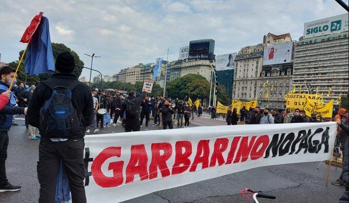 Los trabajadores de Garbarino, cortando el Puente Pueyrredón.