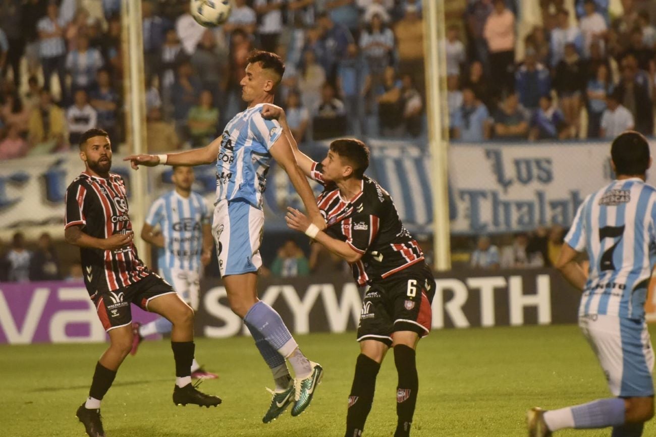 Racing de Nueva Italia, este viernes, logró un agónico empate ante Chacarita por la jornada 35 de la Zona A en la Primera Nacional. (Facundo Luque / La Voz)