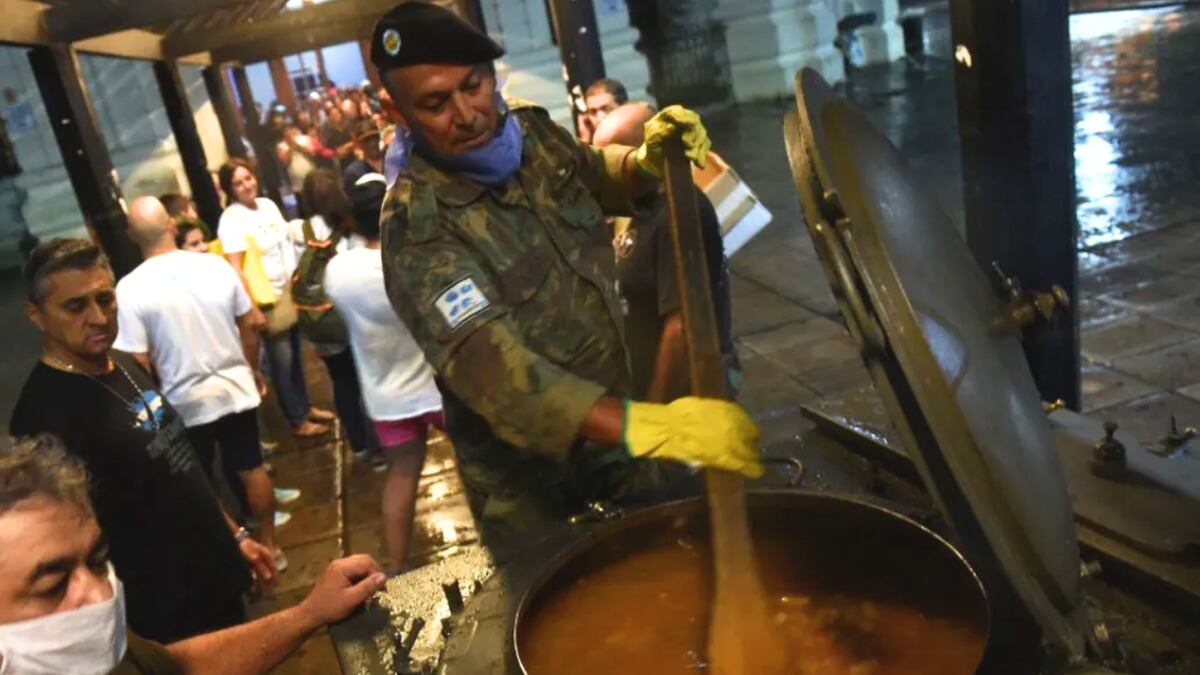 Con el frío, volvieron las viandas calientes solidarias de los ex combatientes de Malvinas en Rosario