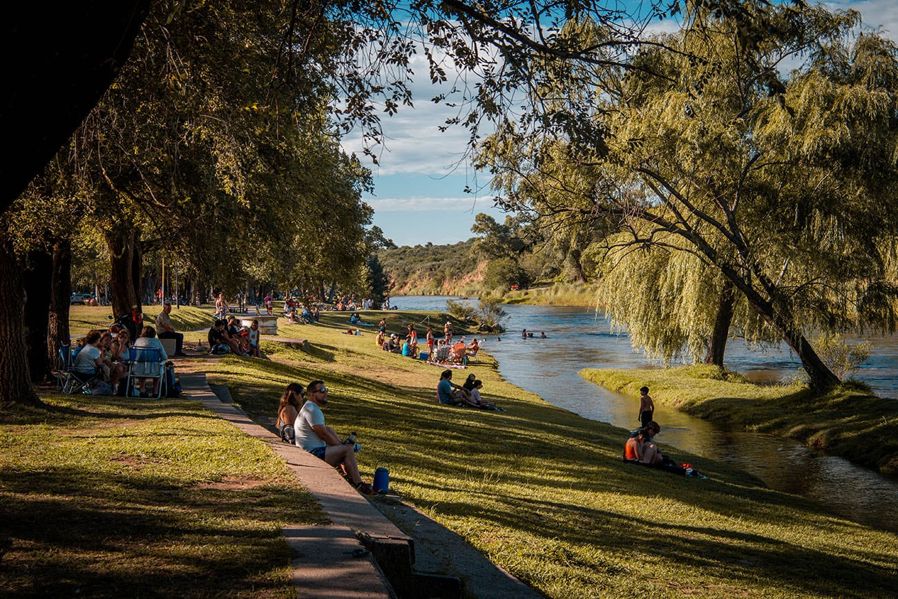 Tras la puesta en valor, la costanera del río Ctalamochita en Río Tercero se convirtió en un punto de encuentro.