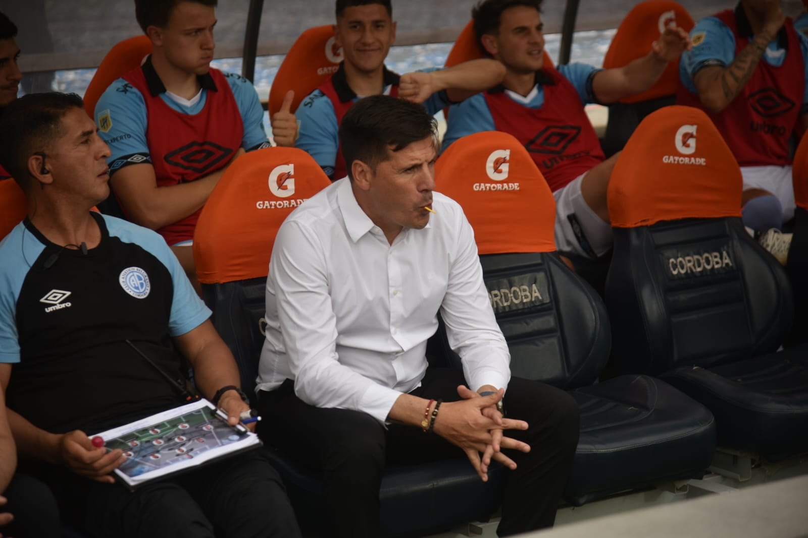 Juan Cruz Real, el DT de Belgrano durante el clásico ante Talleres por la fecha 17 de la Liga Profesional 2024. (Facundo Luque / La Voz)