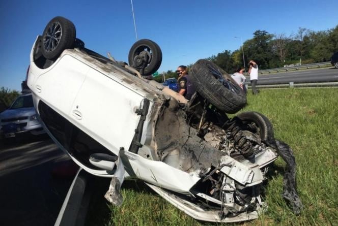 El auto quedó completamente dado vuelta al borde de la colectora.