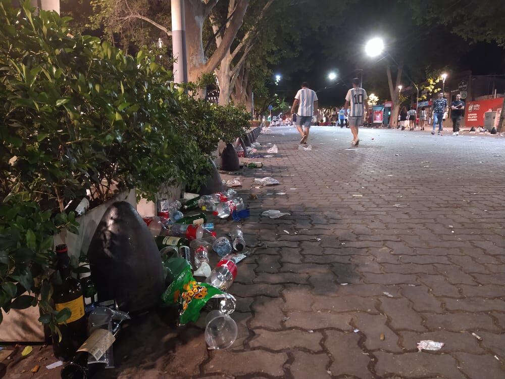 Basural en calle Arístides