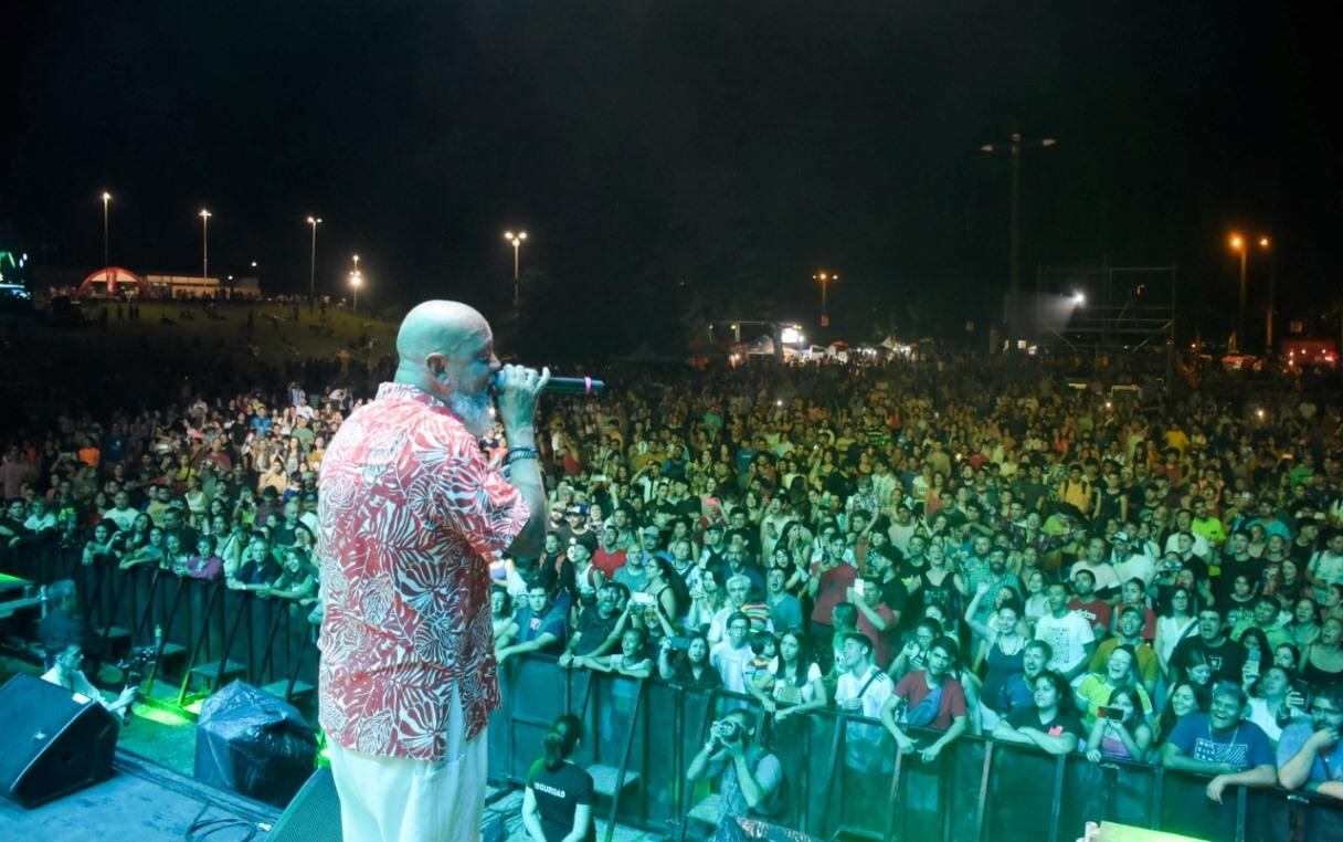 El Bahiano la rompió sobre el escenario.