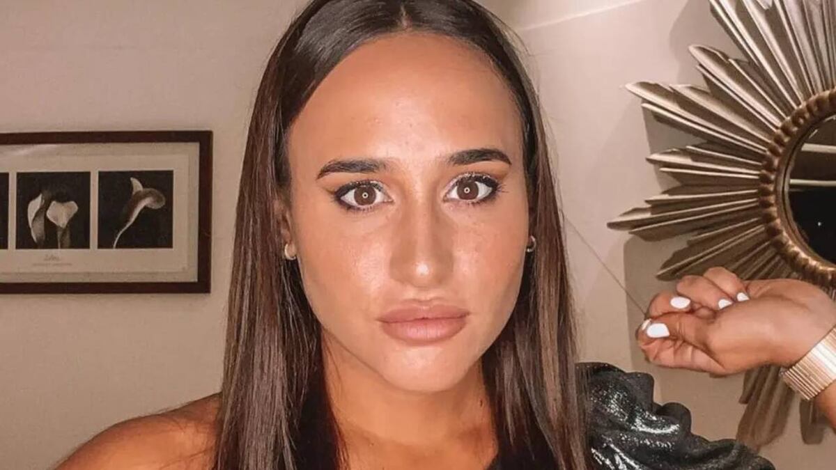 Martina de Gran Hermano lució un look total black con top de encaje y ropa interior a la vista