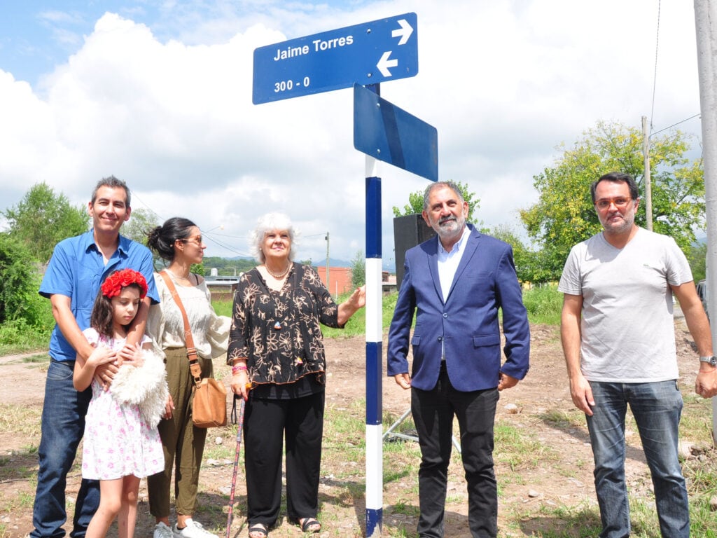 En el primer acto en homenaje a Jaime Torres, la imposición de su nombre a una calle, estuvieron su esposa Elba y sus hijos Juan Cruz y Manuela Torres.