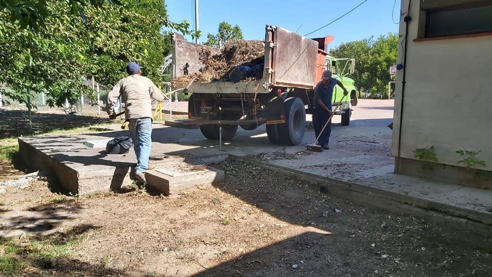 La comuna firmó un convenio con la DGE para realizar tareas en 30 escuels de Alvear. 