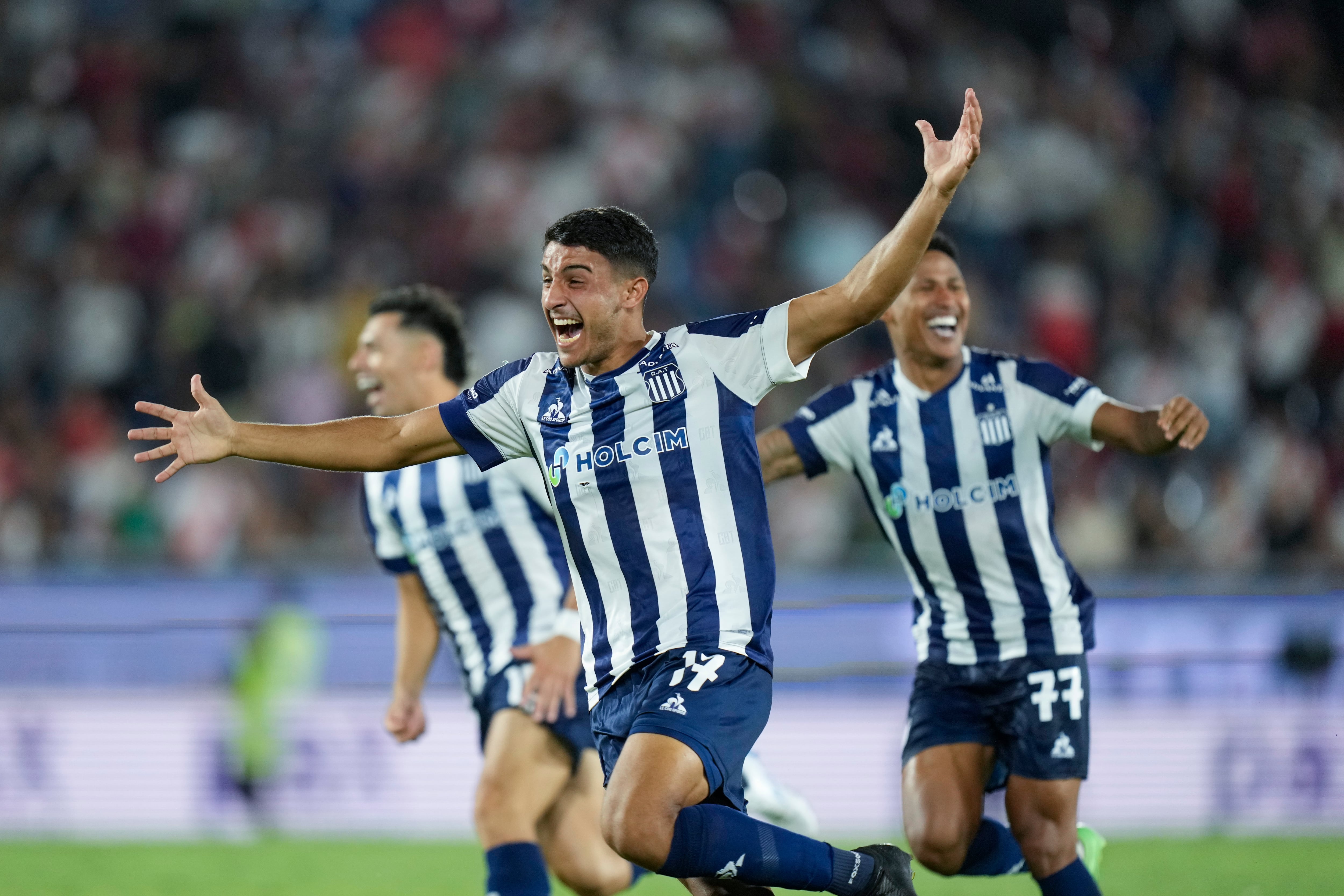 Los jugadores de Talleres de Córdoba festejan su victgoria sobre River Plate, por penales en la Supercopa, el miércoles 5 de marzo de 2025, en Asunción (AP Foto/Jorge Saenz)