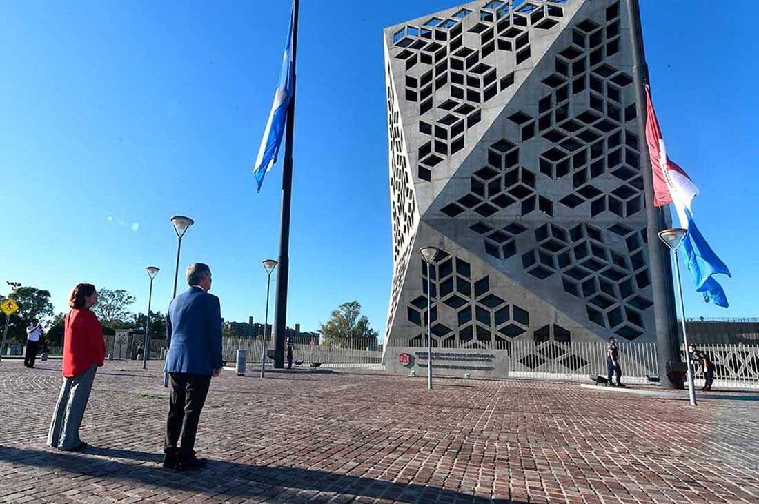 Schiaretti rindió homenaje a los héroes de Malvinas
El gobernador junto a su esposa, la diputada nacional Alejandra Vigo, izaron la bandera Argentina y la bandera de Córdoba.
El acto se realizó en la explanada del Centro Cívico a las 9 respetando los protocolos sanitarios vigentes. 
gobierno de cordoba