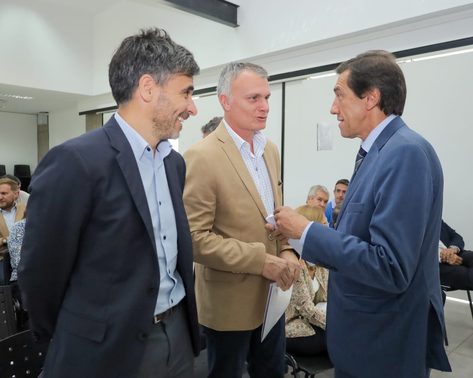 El ministro Carlos Sadir en diálogo con el presidente de la empresa Minera Exar SA, Franco Mignacco, y el administrador general del Ingenio Ledesma, Federico Gatti, en la presentación del Programa Provincial para Empresas Jujeñas Comprometidas con los Derechos Humanos.