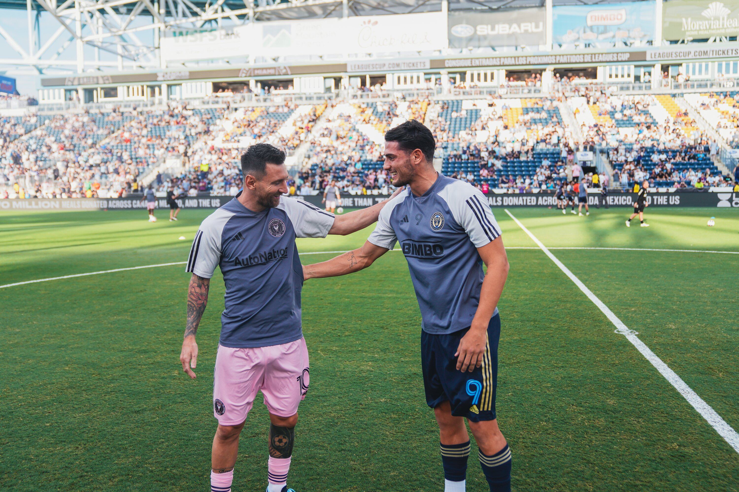 Messi junto a Julián Carranza, delantero nacido en Oncativo. (Prensa MLS).