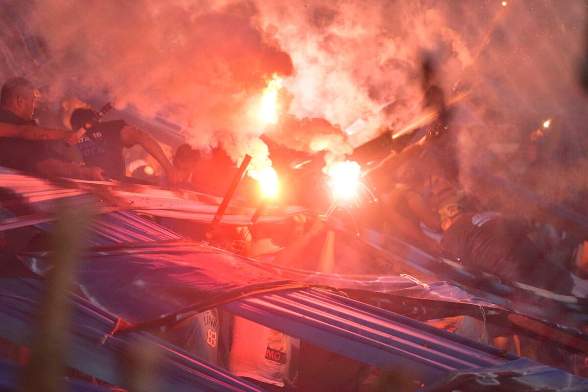 Las sanciones que le aplican a Belgrano, con clausura preventiva del estadio por el uso de pirotecnia