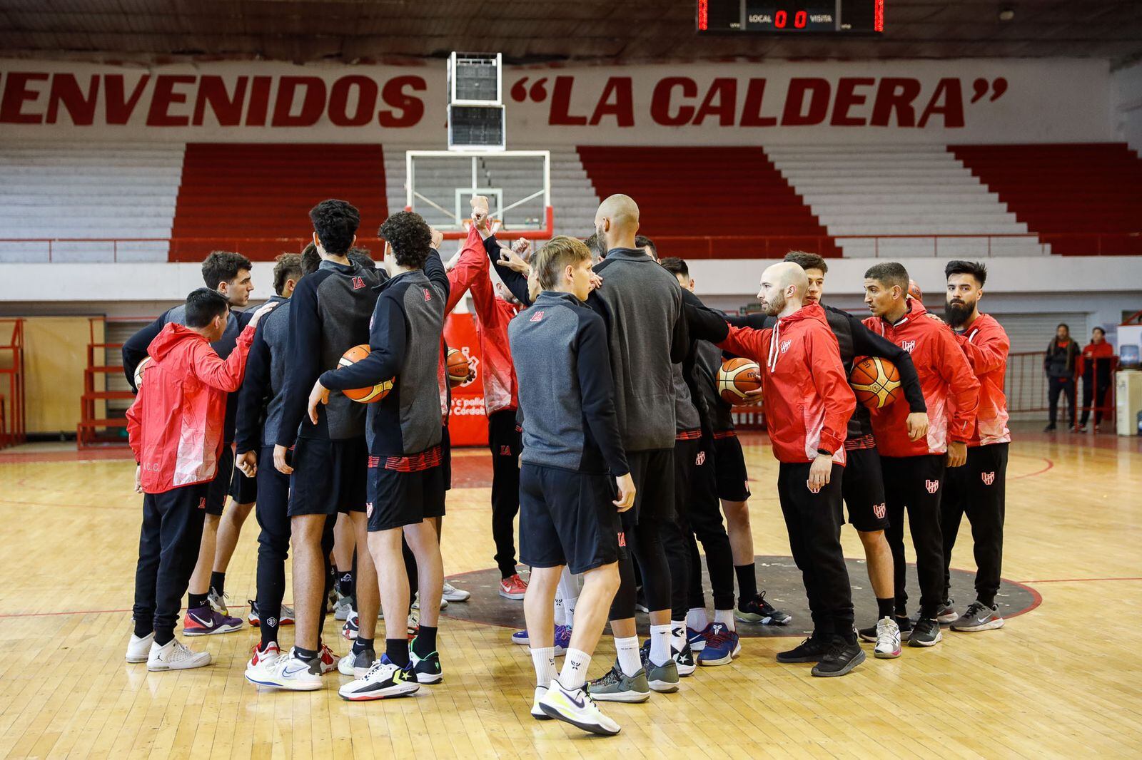 En el estadio Ángel Sandrín se cumplió la primera práctica del Instituto campeón de la Liga Nacional. (Prensa Instituto)