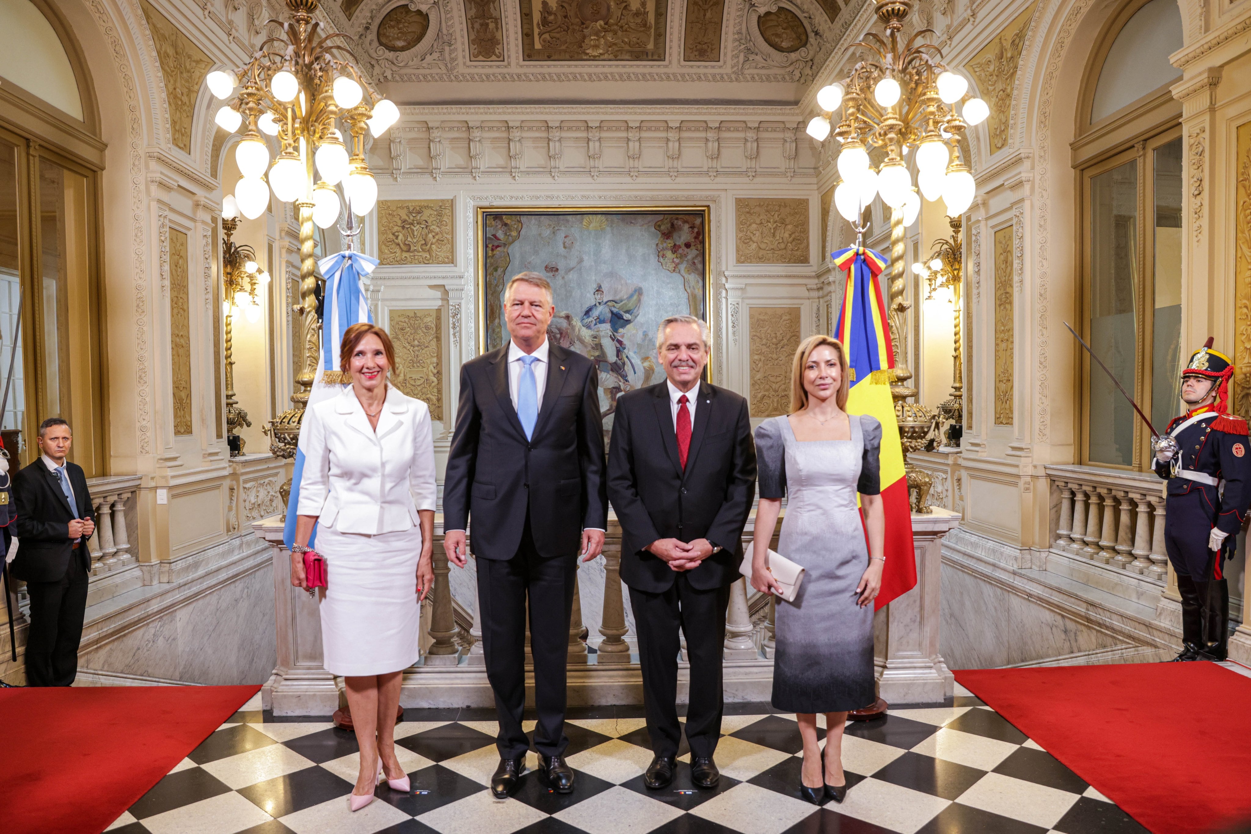 Alberto Fernández junto a su homólogo rumano, Klaus Iohannis, en la Casa Rosada.