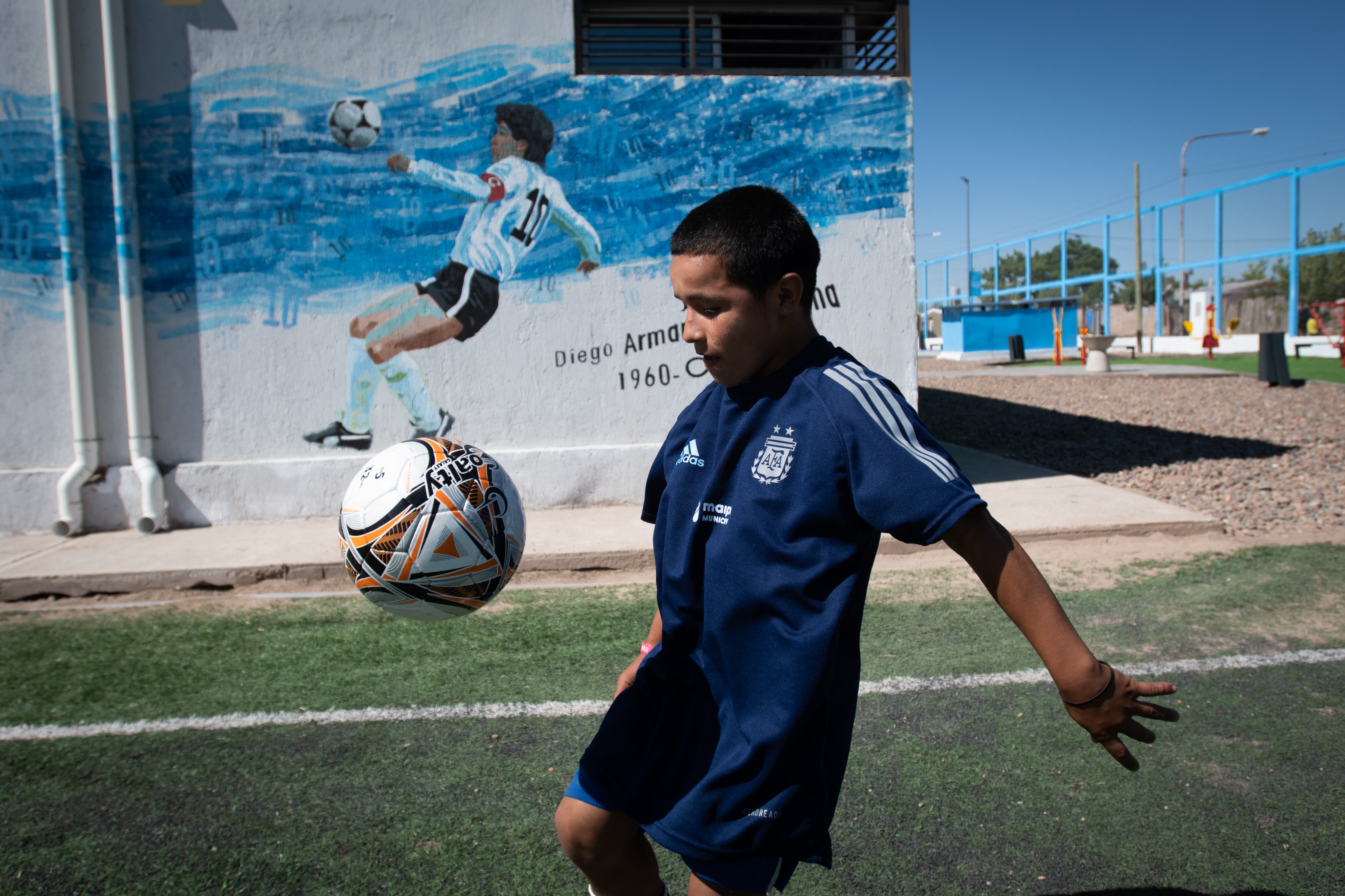 Mendoza 3 de diciembre 2020 Sociedad

 En el departamento de Maipu se inauguro el Polideportivo 6 Diego Armando Maradona.
Matias Morales jugando el dia de la inauguracion con un moral de Diego Maradona de fondo.
  
Foto: Ignacio Blanco / Los Andes



