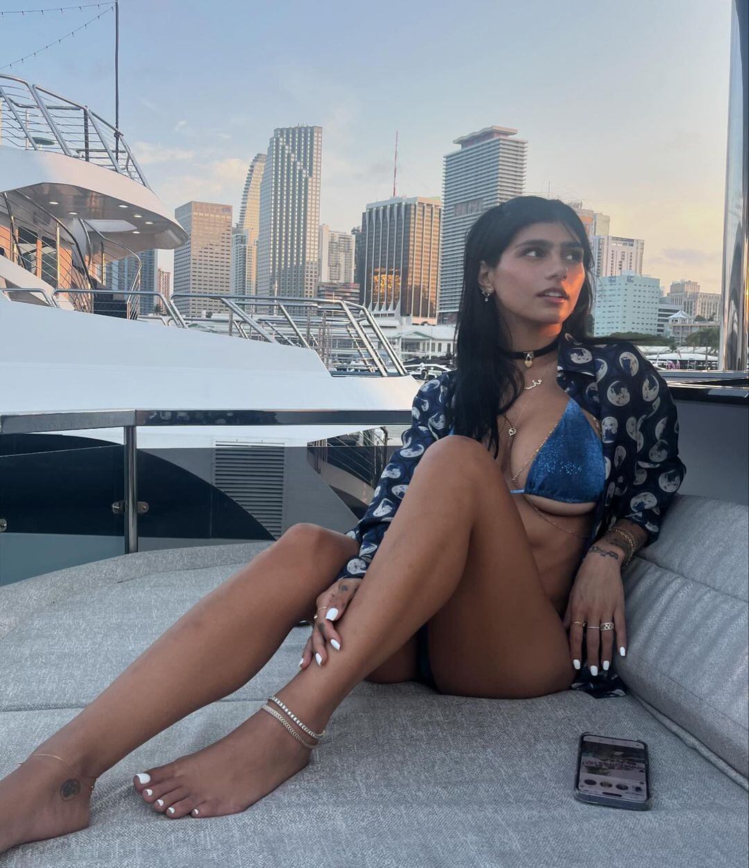 Mia Khalifa luce una microbikini en color azul eléctrico con brillos