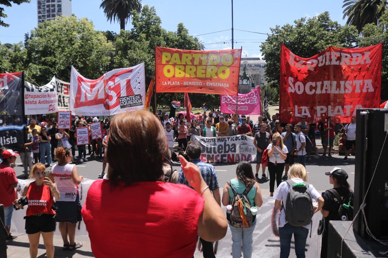 Organizaciones de izquierda frente a la Legislatura bonaerense.