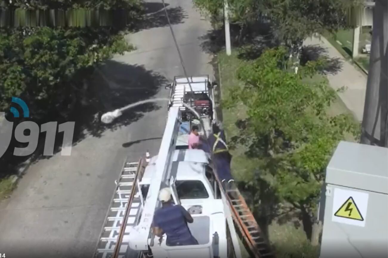 Tres heridos al caer un poste de luz en Córdoba (911).