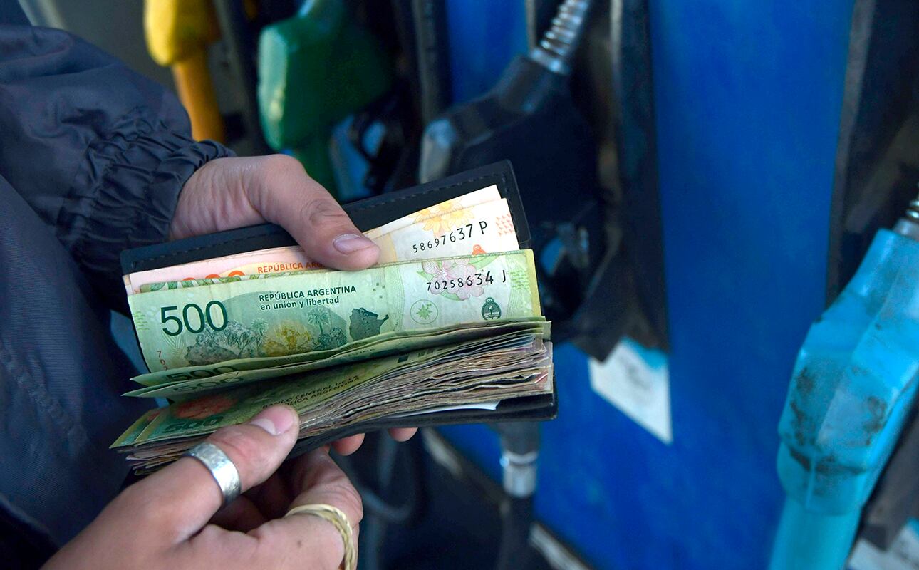  Las estaciones de servicio YPF aumentaron este viernes un 12,5% promedio el precio de sus combustibles. 
Foto: Orlando Pelichotti 
