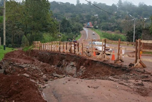 Ejecutan obras pluviales en varias calles de Oberá.