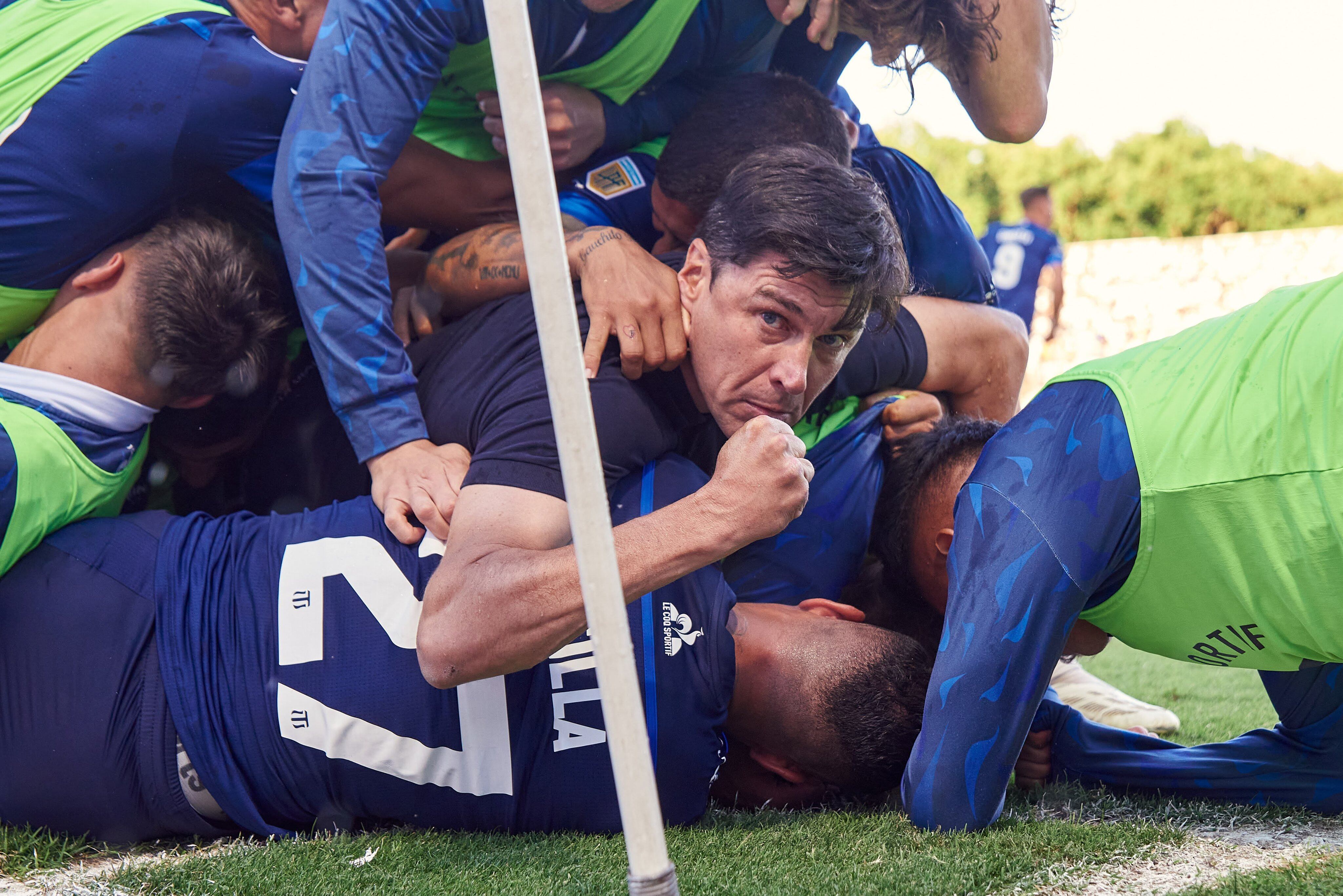 Talleres le ganó 1-0 a Gimnasia en La Plata. Y el DT Medina estuvo en los festejos. (Prensa Talleres)