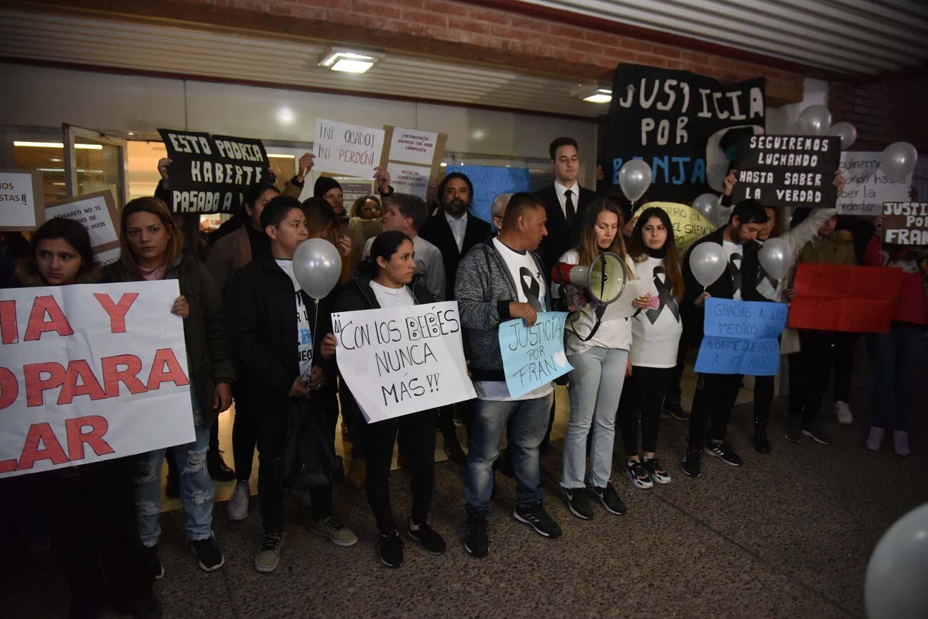 A un año de que se hiciera publico el caso, se convocaron las familias de los bebes fallecidos, en el Hospital Materno Neonatal (Facundo Luque / La Voz)