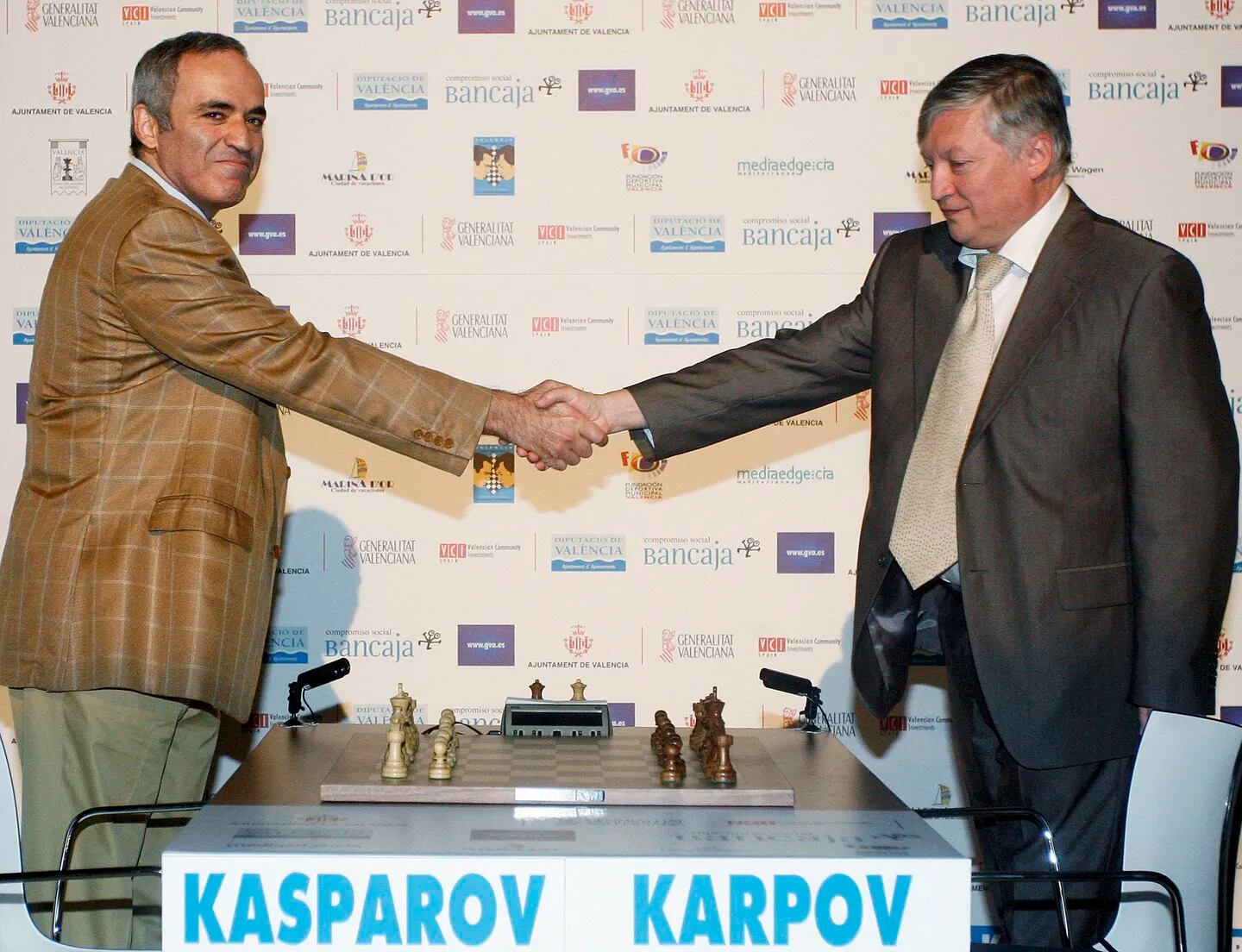 Garry Kasparov y Anatoly Kárpov en un encuentro del 2009.