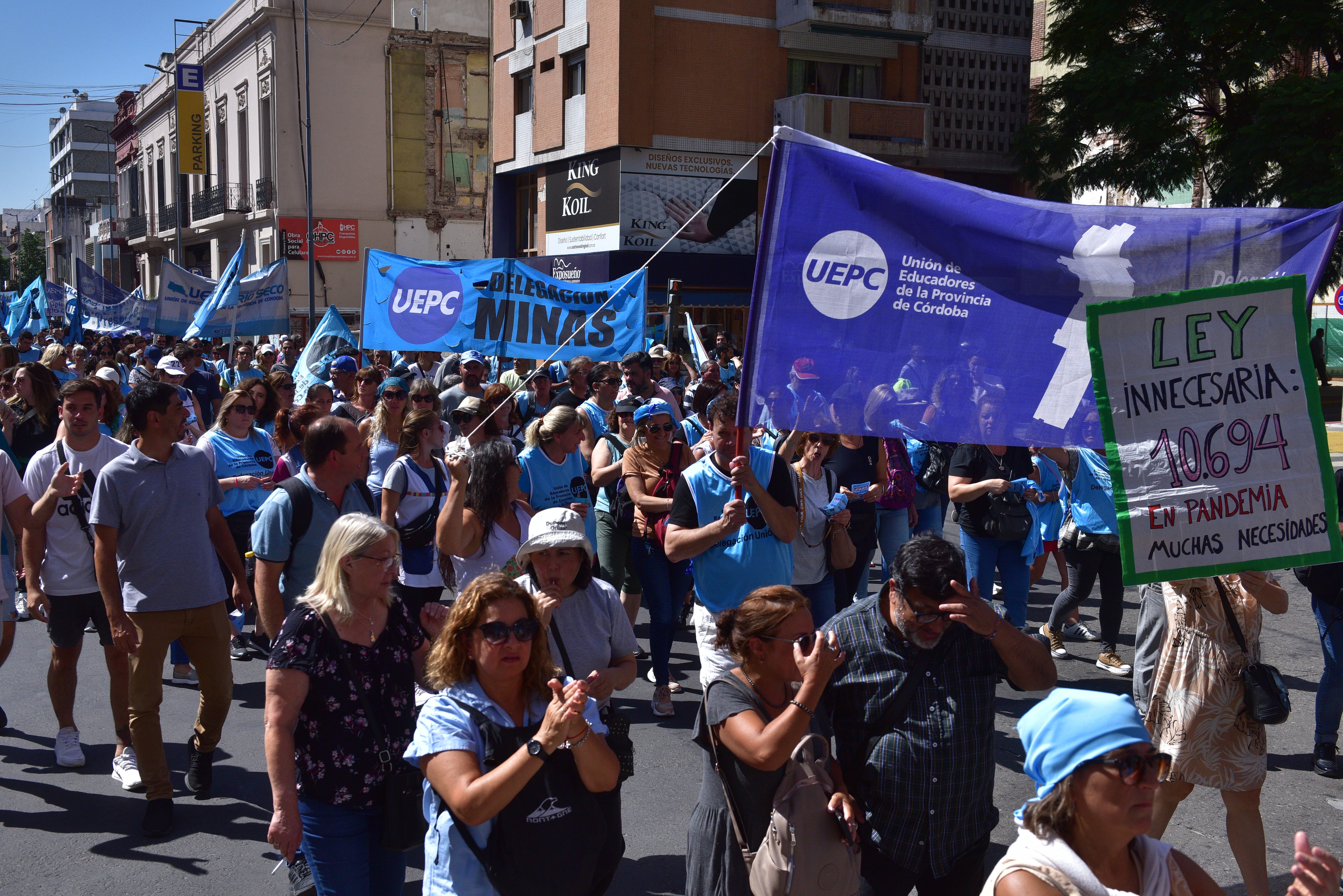 Educadores de la provincia reclaman mejoras salariales, en el postergado inicio de clases.