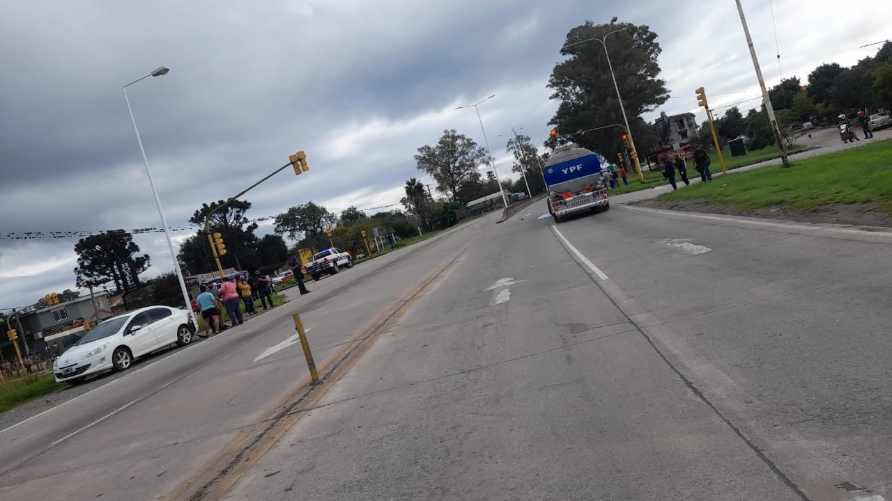 El joven motociclista perdió la vida luego de ser arrollado por un camión cisterna.