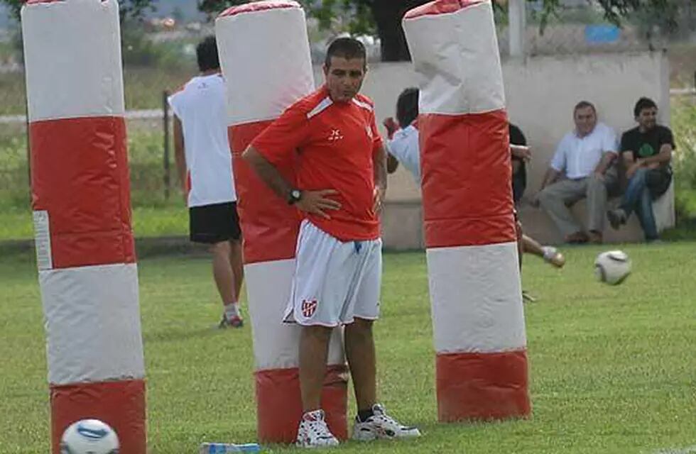 Claudio Vivas, el entrenador reconocido por Lionel Scaloni, dirigiendo a Instituto