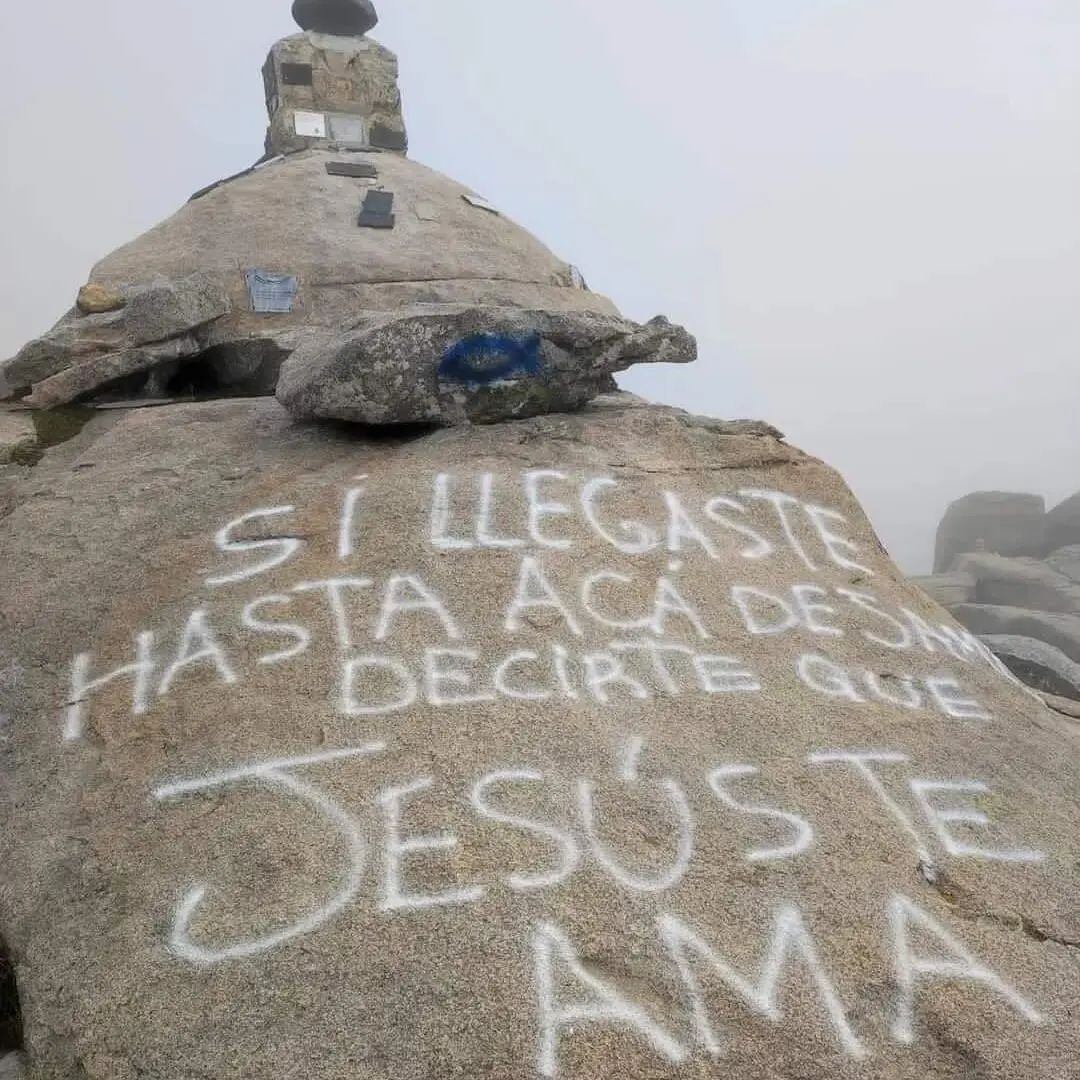 Aparecieron pintadas en la cima del cerro Champaquí. (Web)