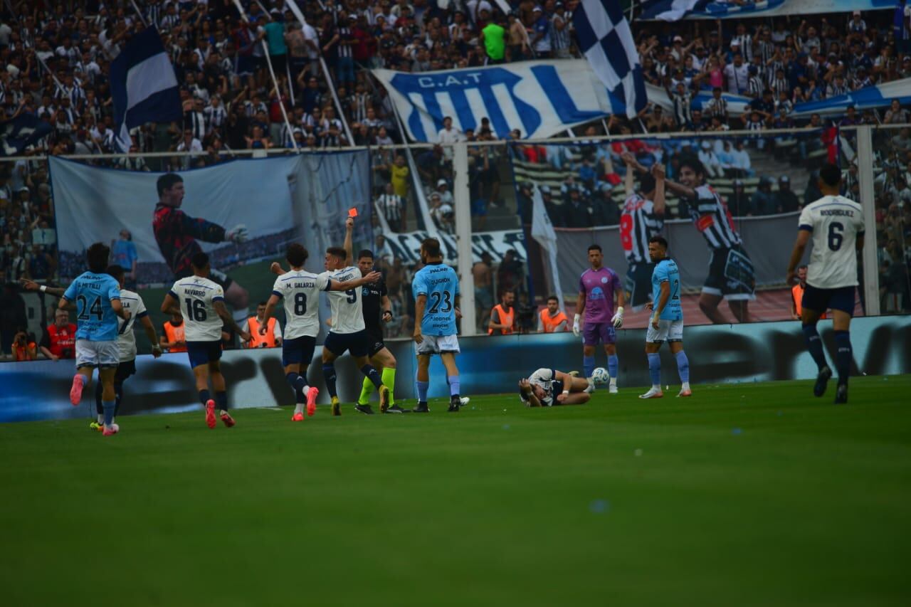 El árbitro Ramírez expulsa a Rébola, tras su falta sobre Depietri en el inicio del partido. (Facundo Luque)