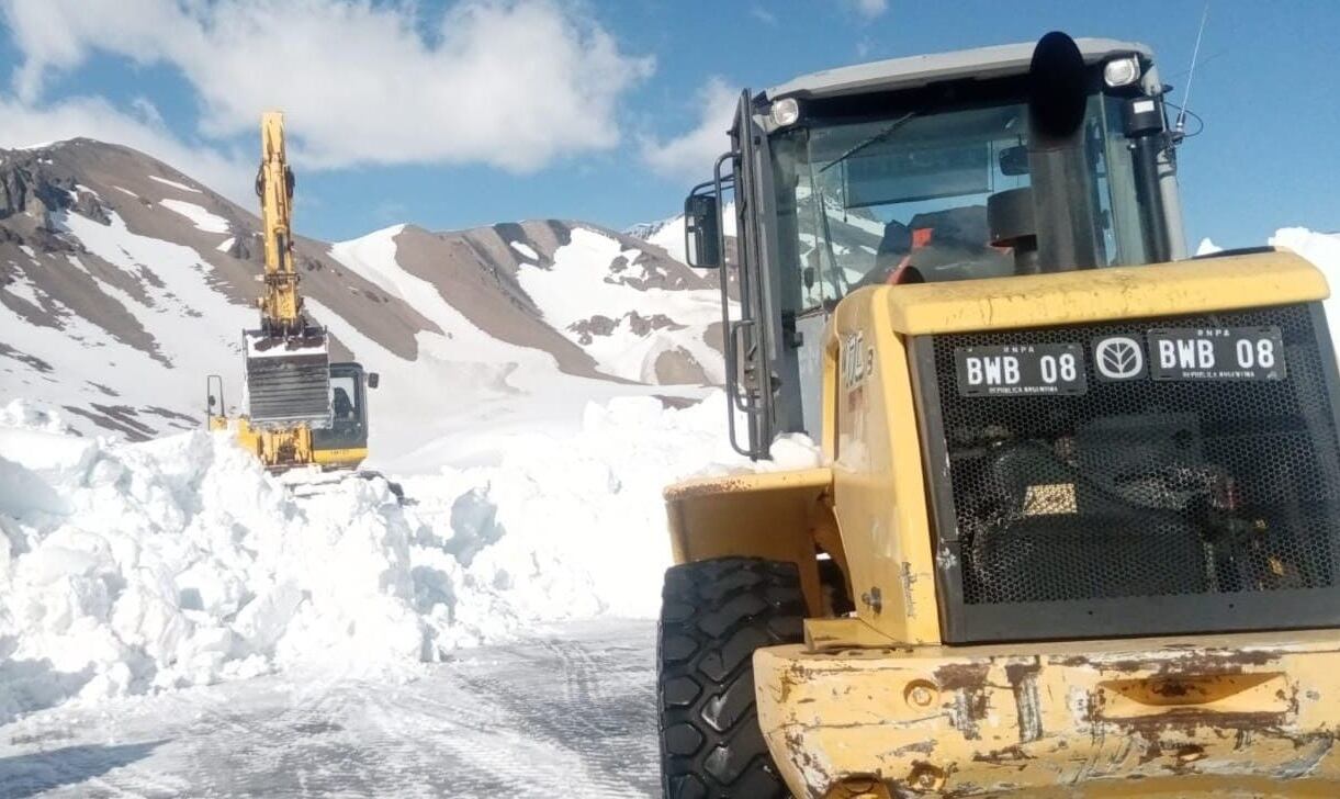 Continúan los trabajos para mantener las ruta en el Paso Pehuenche hacia Chile.