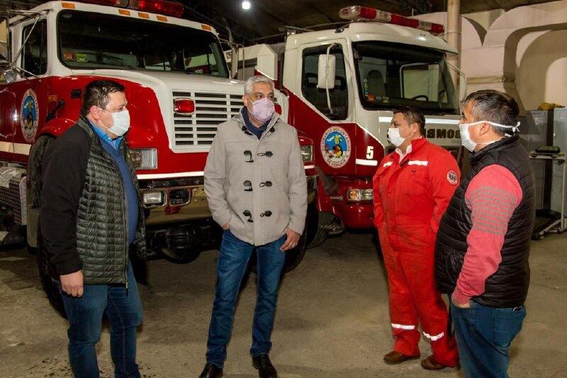 El secretario de Gobierno, Pablo García junto al concejal Gabriel De La Vega, efectuaron una visita a los Bomberos Voluntarios de Ushuaia