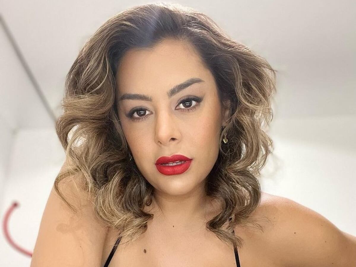 Larissa Riquelme encendió las redes al posar desde la cama con un conjunto total black con trasparencias
