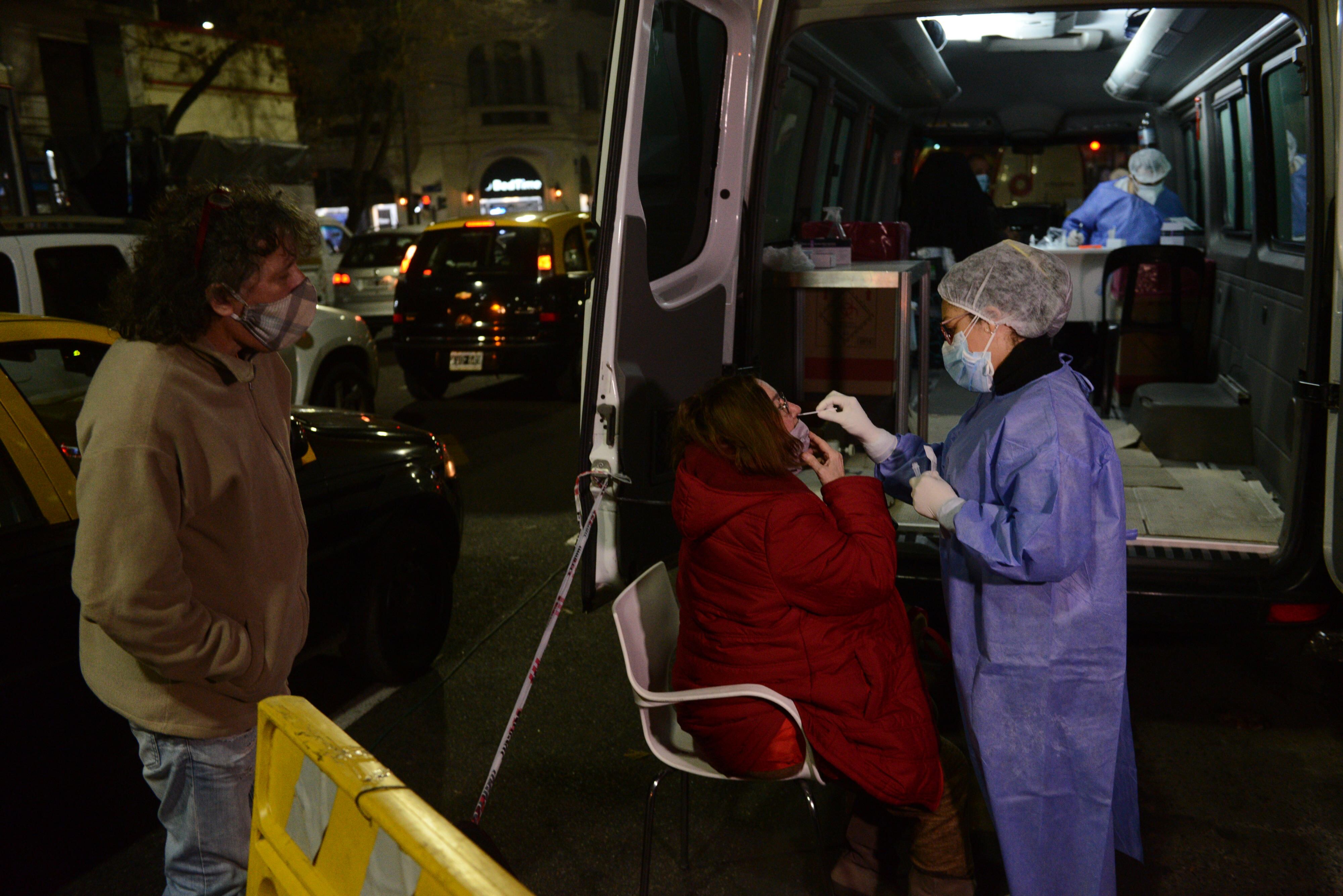 Unidad de testeo móvil del gobierno de la ciudad hisopando a vecinos de Av Belgrano al 2100 intentanto de detectar la variante Delta del Covid 19 en la ciudad de Buenos Aires
Covid 
Fotos Clarín