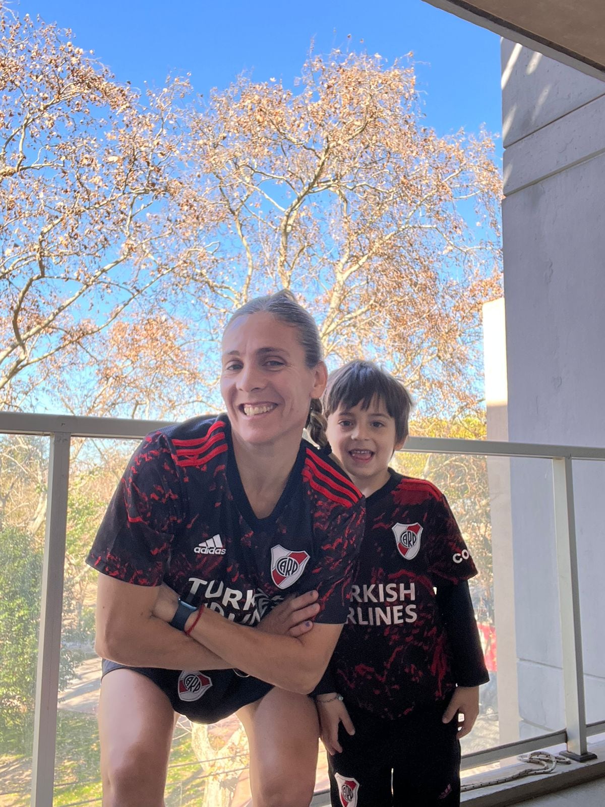 Tobías, hincha de River, junto a mamá.