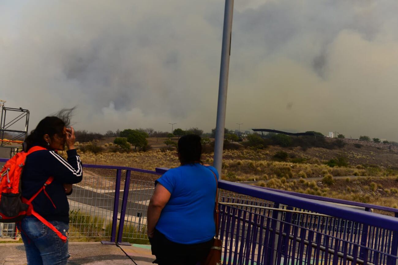 Fuego en Córdoba. El incendio del Tiro Federal obliga a cortar la ruta a La Calera. (José Gabriel Hernández / La Voz)