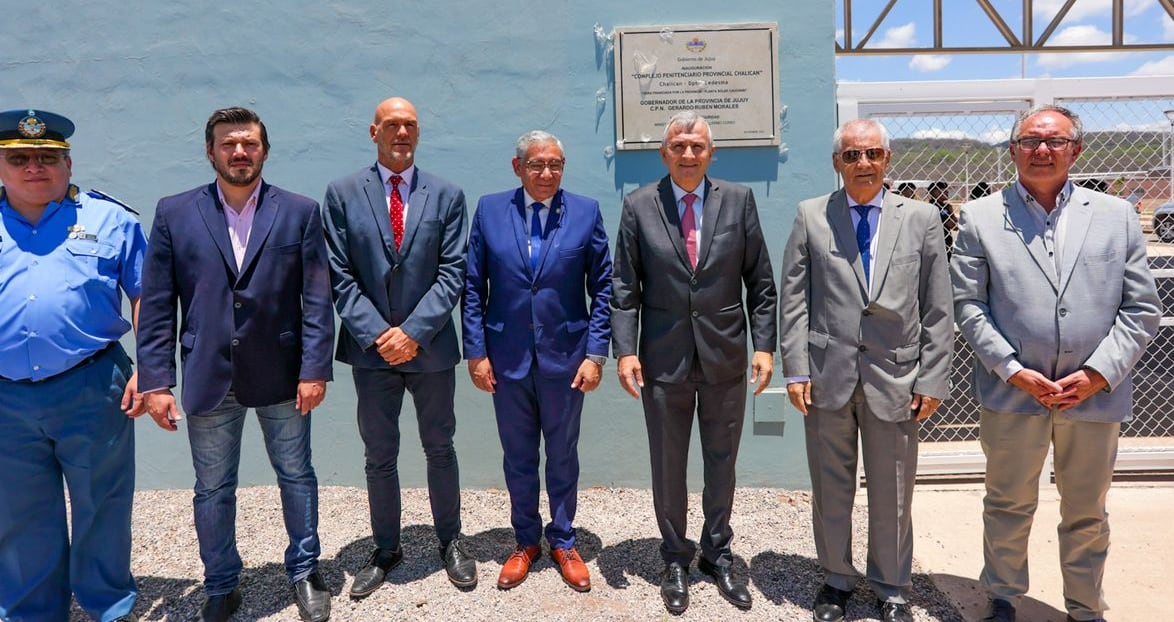 El gobernador Morales y el ministro Corro al centro, junto a funcionarios que acompañaron el descubrimiento de la placa recordatoria del acto inaugural en Chalicán.