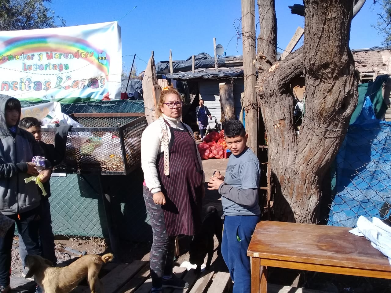 El grupo trabaja en red, coordinando la distribución de comida con 60 comedores de todo Mendoza, en conjunto con empresas alimentarias, de transporte y municipios.