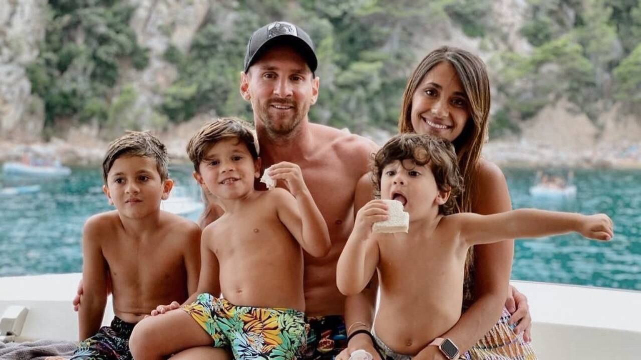 Lionel Messi y Antonela Roccuzzo junto a sus hijos Thiago, Mateo y Ciro.