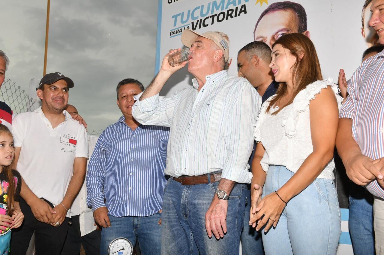 El gobernador Osvaldo Jaldo fue el primero en tomar el agua del lugar