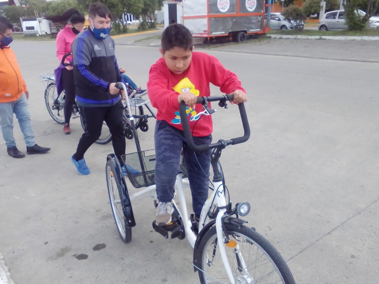 La actividad se desarrolló en la Plaza del Delfín y en el Playón que se encuentra frente al edificio municipal, momento en el cual los chicos y chicas, junto a sus familias, pudieron disfrutar de juegos de integración.