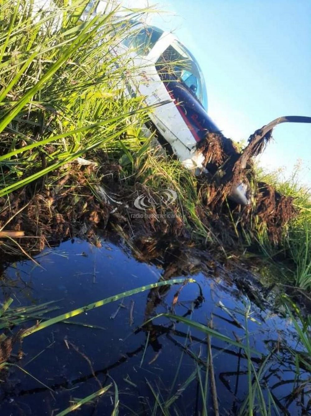 Cayó una avioneta en los Esteros del Iberá, pero los tripulantes se salvaron.