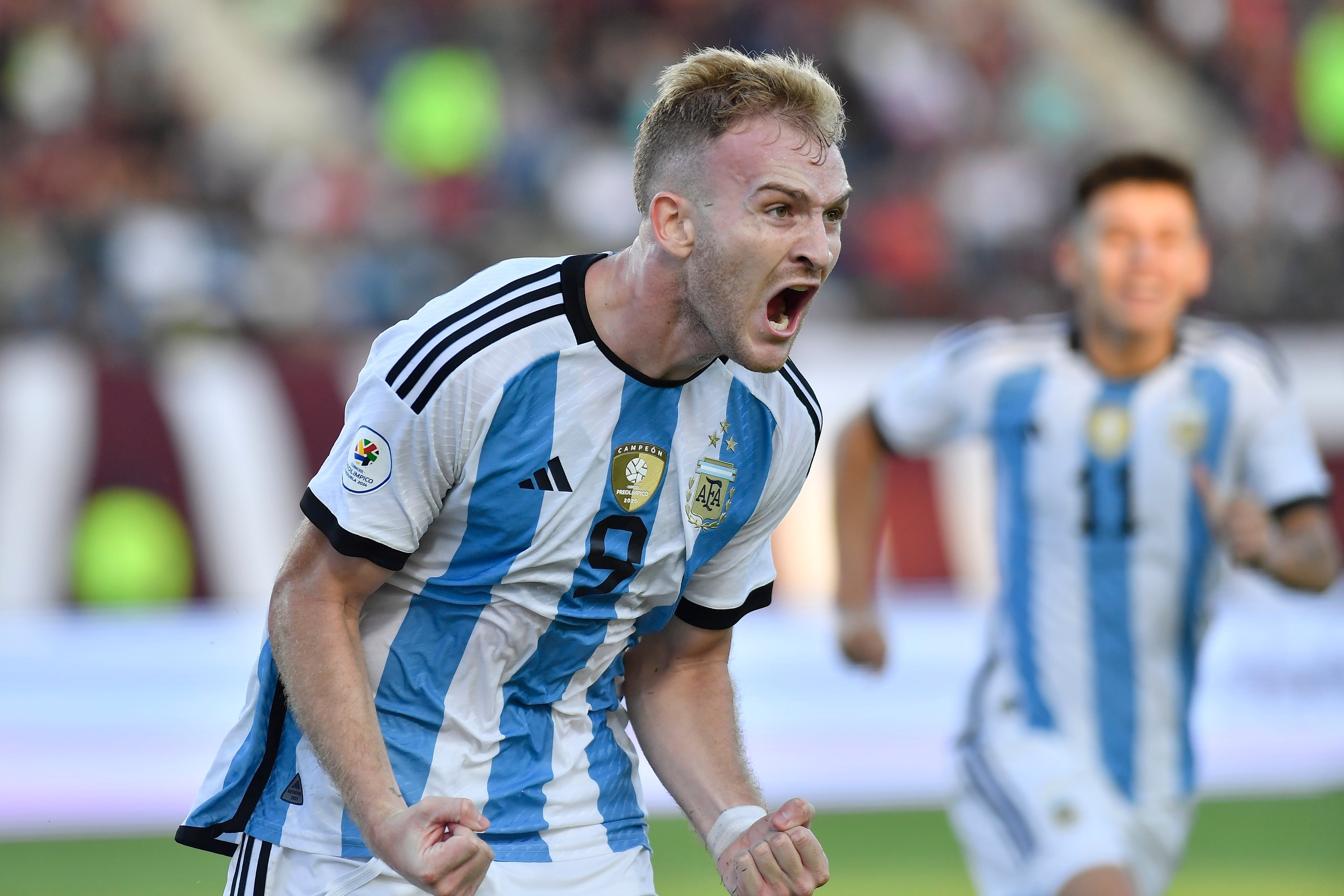 Luciano Gondou celebra tras anotar el gol para la victoria 1-0 ante Brasil para clasificarse al fútbol de los Juegos Olímpicos de París, el domingo 11 de febrero de 2024, en Caracas. (AP Foto/Matías Delacroix)